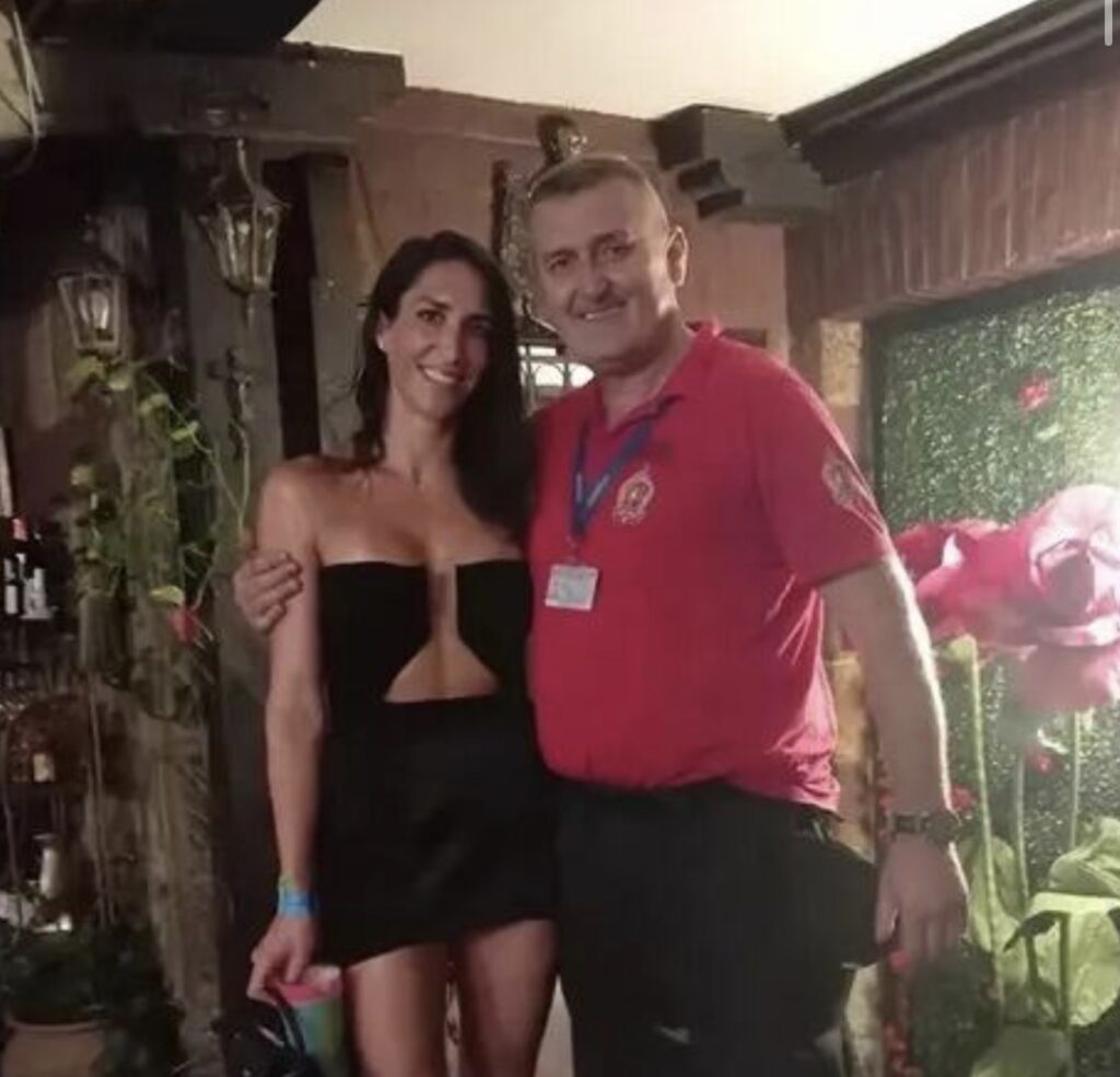 Nepoznati muškarac grlio Jelisavetu i pohvalio se da ima njen&hellip;