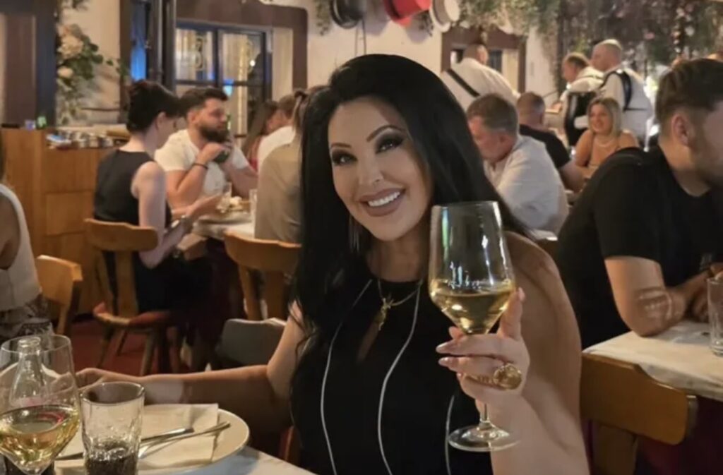 Dragana Mirković izašla u provod u Beogradu: Nazdravlja čašom vina,&hellip;