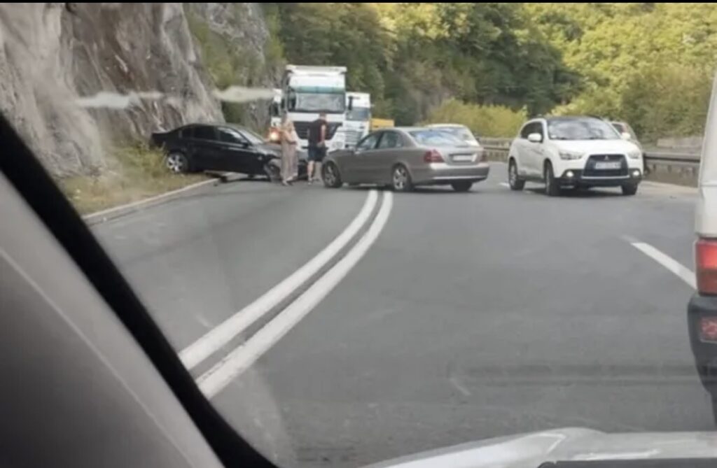 Vozači, oprezno kod Zlatibora! Automobili preprečili put nakon udesa, stvaraju&hellip;