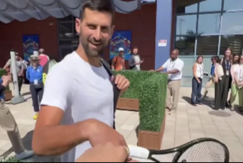Novak dobio neverovatan poklon od navijača kada je krenuo na&hellip;