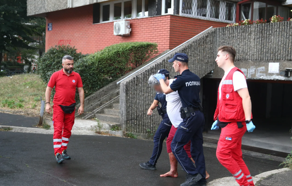 (FOTO, VIDEO) OVO JE ZORAN OSUMNJIČEN ZA UBISTVO SVOJE MAJKE NA NOVOM BEOGRADU! Policija ga izvela bosog sa lisicama na rukama, ušao u kola Hitne pomoći