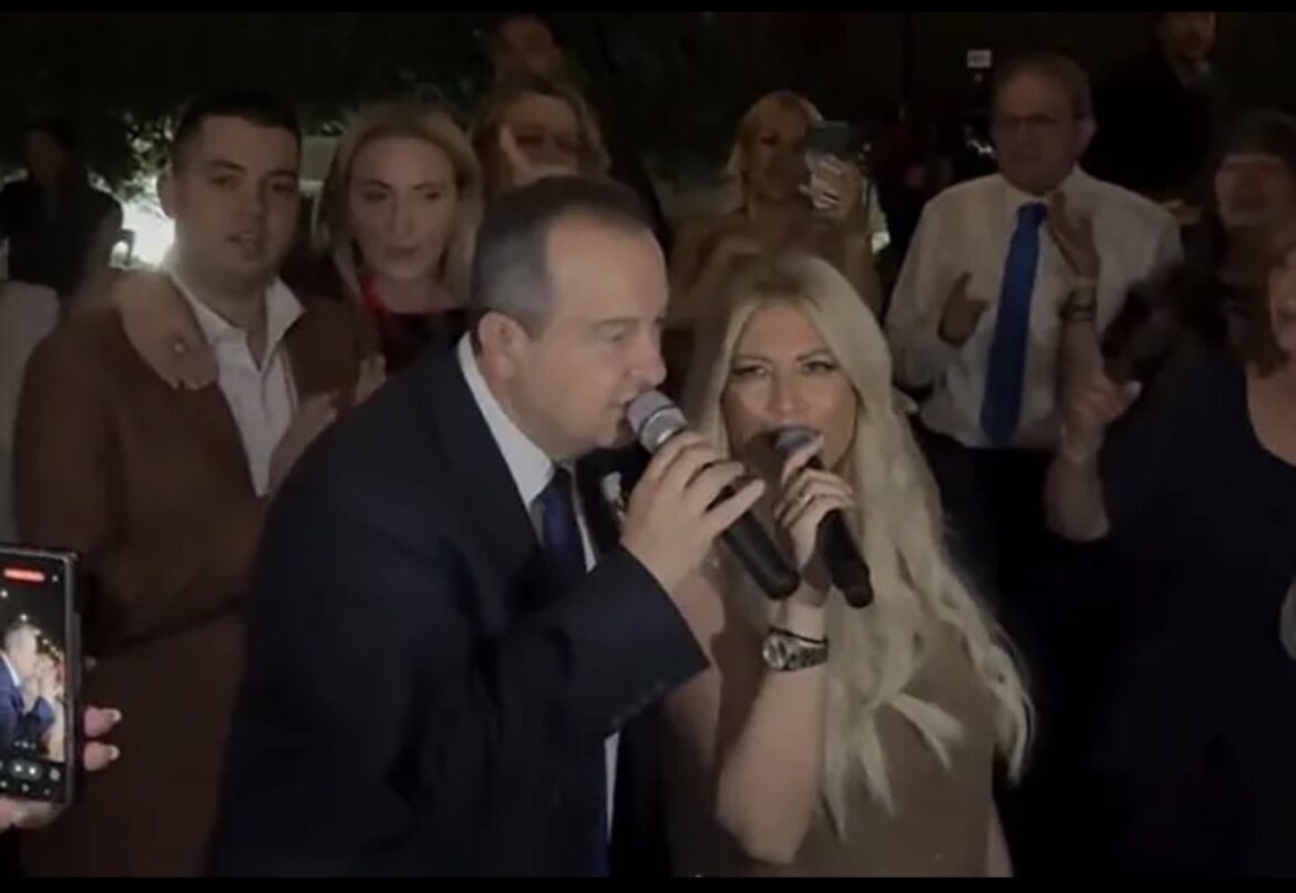 Ivica Dačić se latio mikrofona na svadbi Dee Đurđević: Zapevao poznati hit, a mlada najveselija na slavlju