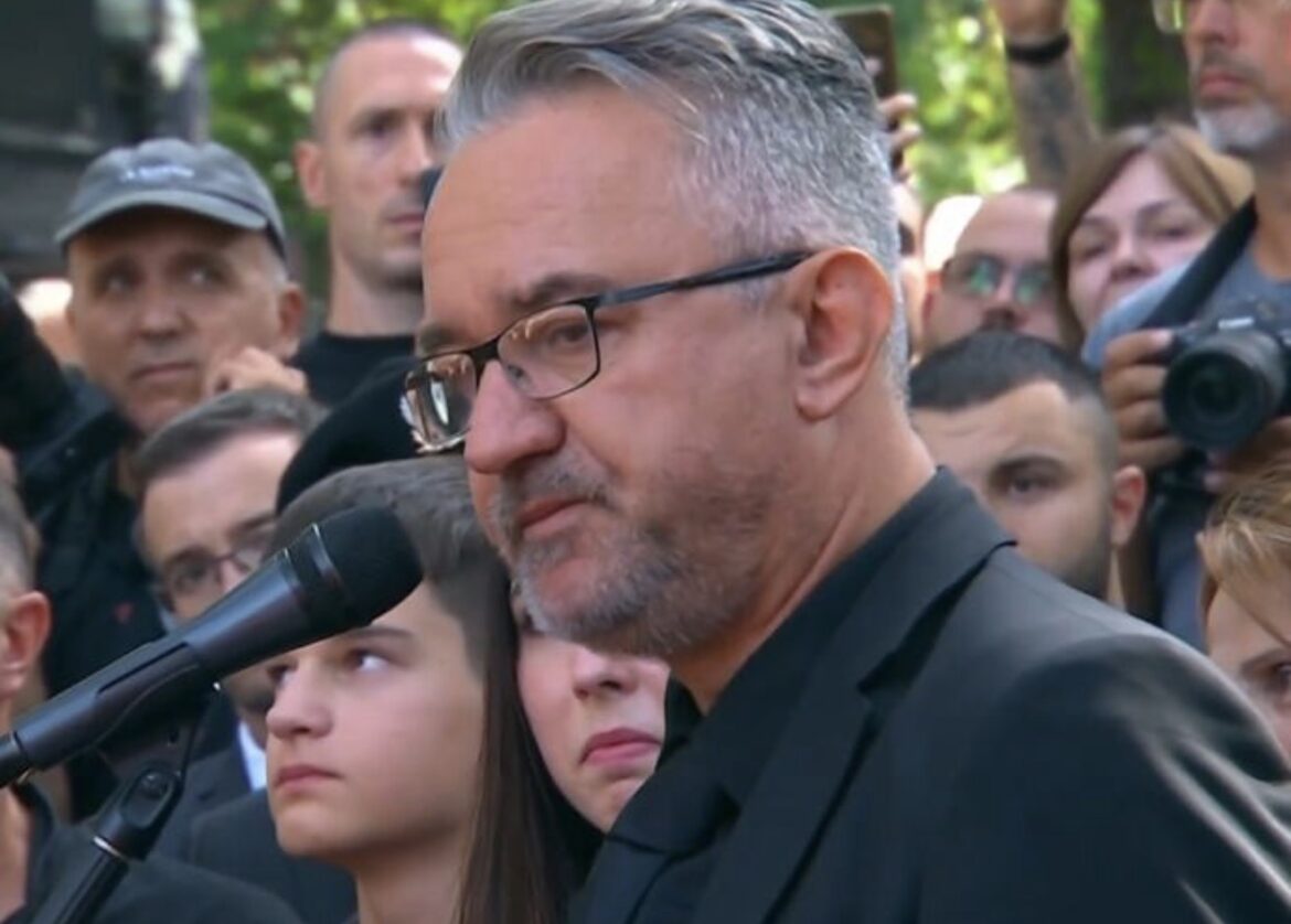 „Dragi tata, pogledaj sa čime izlaziš. Narod nam je svedok“ – Zavapio je i slomio se u suzama! Potresan govor Darka Mladića na sahrani generala