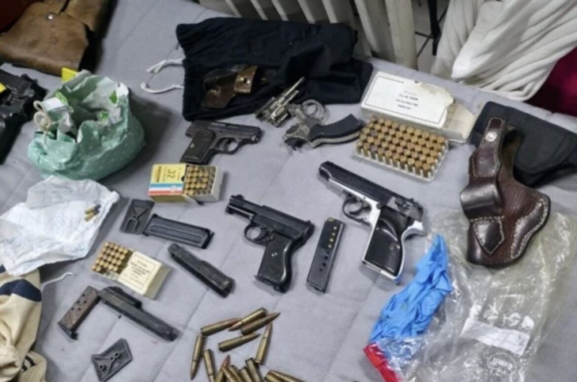 U KUĆI IMAO ARSENAL ORUŽJA! Uhapšen Beograđanin, policija zaplenila škorpion, revolvere, samostrel, pištolje i skoro 300 METAKA! (FOTO)