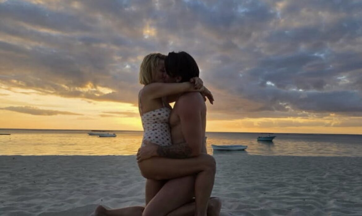 VRELE POZE GOCE TRŽAN I 14 GODINA MLAĐEG RAŠE! Pevačica mu se obmotala oko struka, on ne skida ruke s nje: Intimni prizori sa plaže zapalili mreže (FOTO)