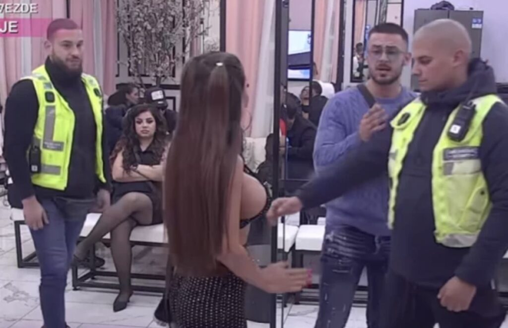 PUNA ELITA OBEZBEĐENJA! Napravili ŽIVI ZID, Marko Stefanović KOLABIRAO od&hellip;