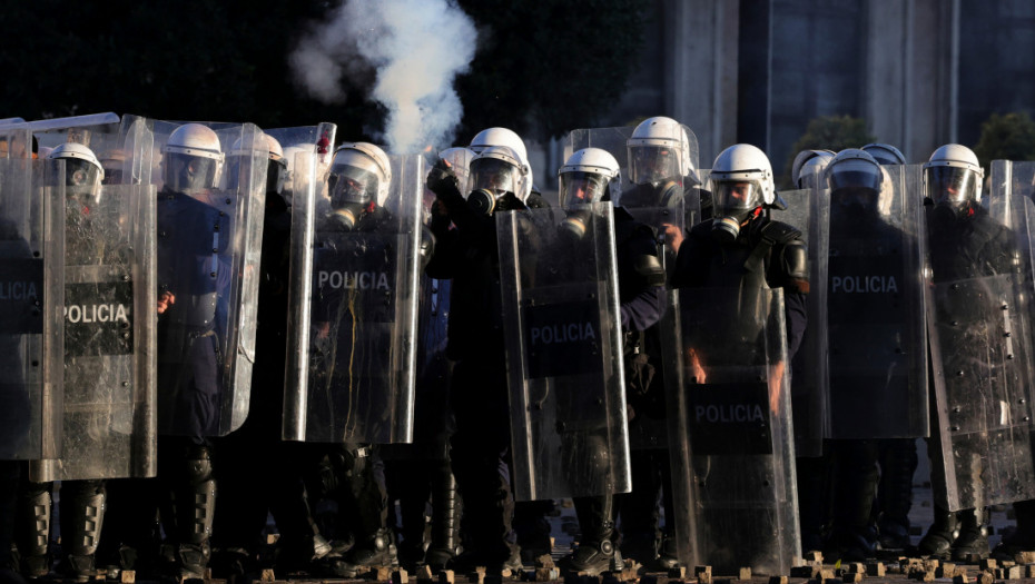 Demonstranti zapalili policajca! Opšti haos u Tirani, lete Molotovljevi kokteli,&hellip;