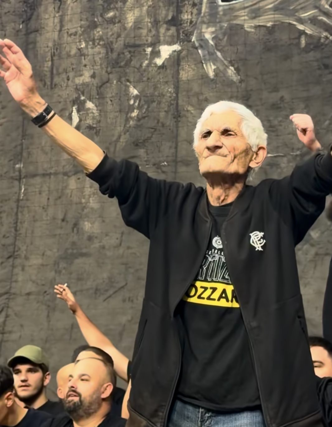 Evo ko je bio na koreografiji Grobara: Legendari Steva Koska pevao iz prvog reda dok je njegova šetalica iznad