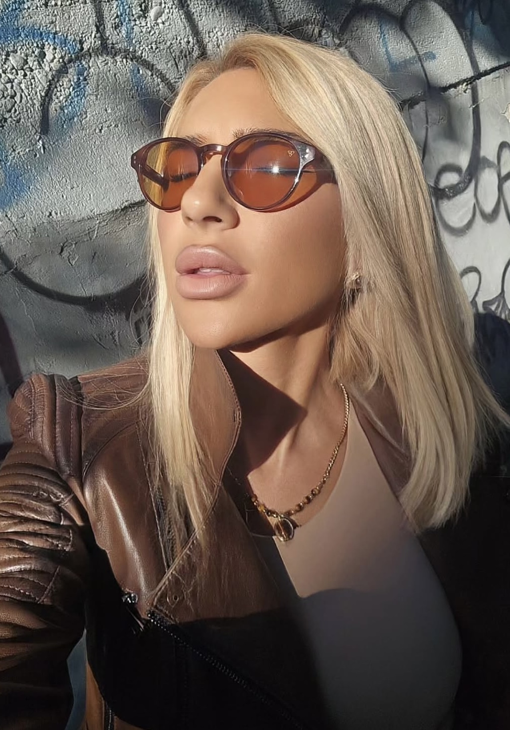 Jovana pokazala više nego što treba: Peškirić joj skliznuo, opustila se na stolu – svi su videli šta nosi