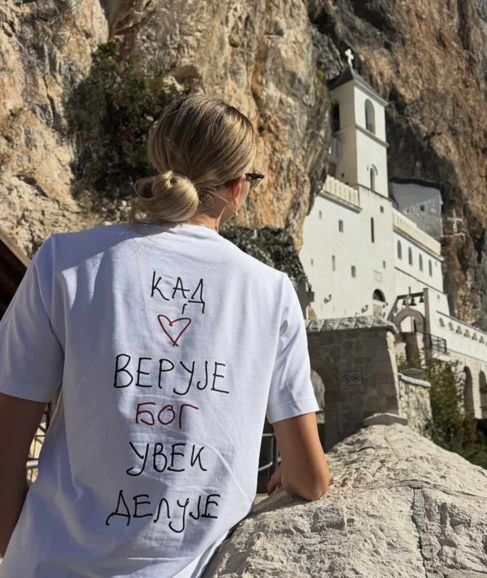 Najbolja atletičarka Balkana posetila manastir Ostrog, na majici ispisala poruku o kojoj priča region