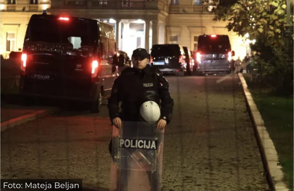 Jake policijske snage ispred Skupštine Beograda: Žandarmi u punoj opremi&hellip;