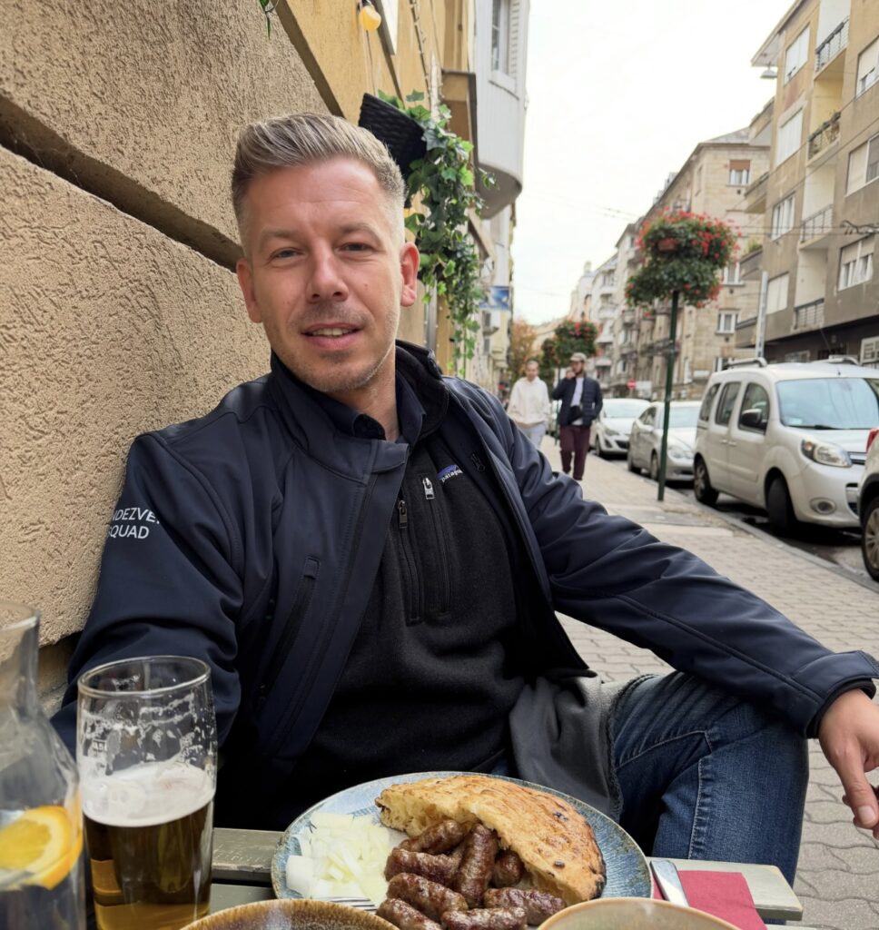 Oglasio se Peter Mađar, uz ćevape i pivo pomenuo izbore&hellip;