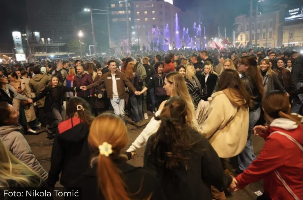 Ovako se sinoć do kasno u noć slavilo na ulicama:&hellip;