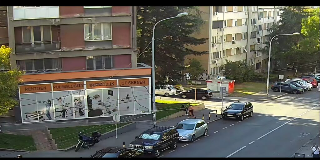 „Obratite pažnju na smradinu!“ Čovek pao nasred ulice, reakcija muškarca&hellip;